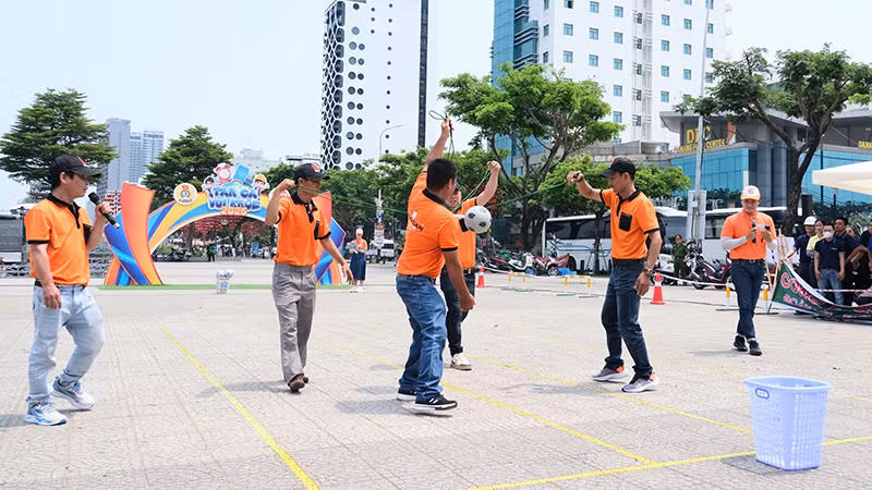 Đội thi thể hiện sự khéo léo cùng phối hợp tập thể.