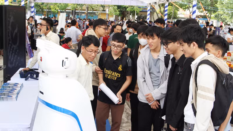 Sinh viên hào hứng tìm hiểu về công nghệ mới tại SURF 2024.