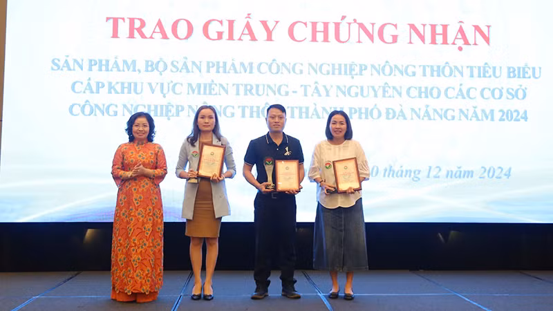 Trao giấy chứng nhận cho các đơn vị.