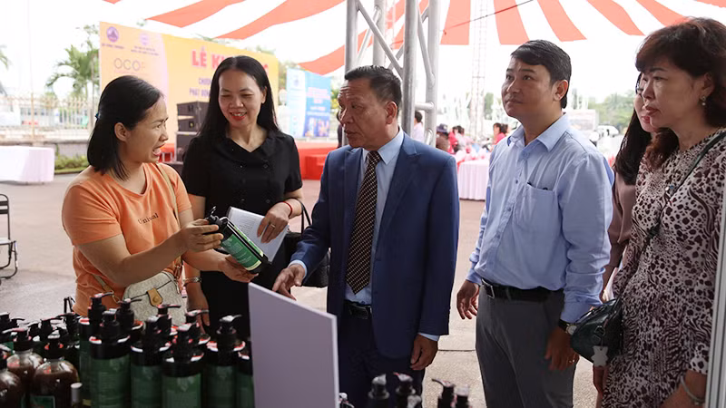 Các đại biểu tham quan gian hàng, sản phẩm OCOP.