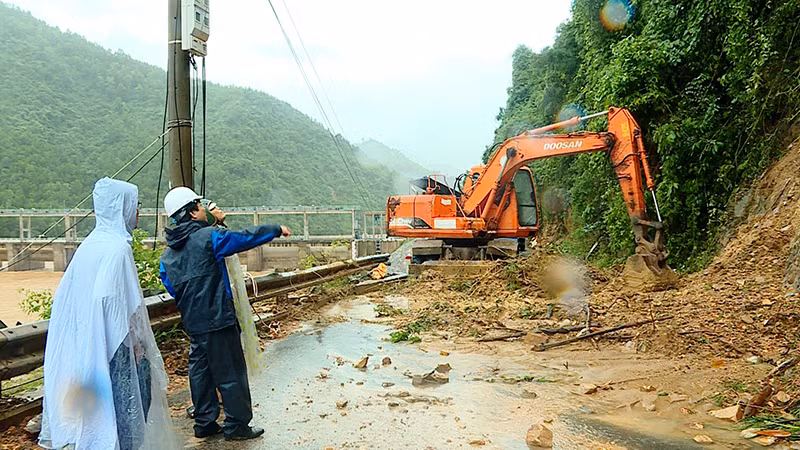 Lực lượng chức năng dọn dẹp khu vực sạt lở