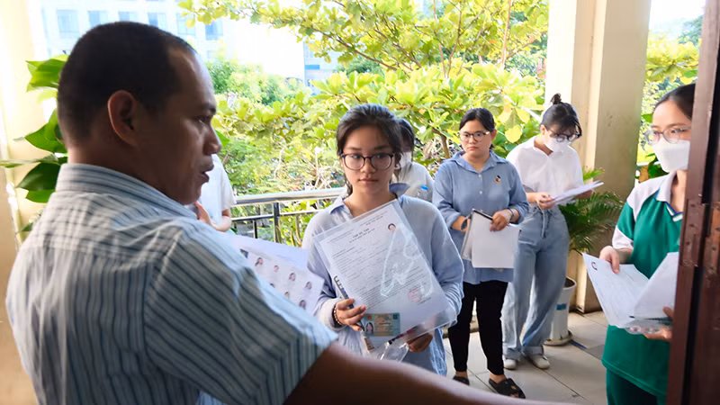Chuẩn bị bước vào phòng thi.