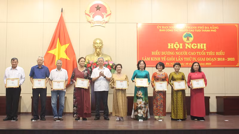 Những cá nhân đạt "Người cao tuổi làm kinh tế giỏi" được Trung ương Hội trao tặng danh hiệu 