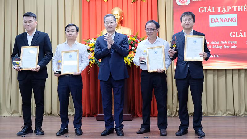 Ủy viên Trung ương Đảng, Bí thư Thành ủy Đà Nẵng Nguyễn Văn Quảng trao giải A cho nhóm tác giả và 2 tập thể xuất sắc.