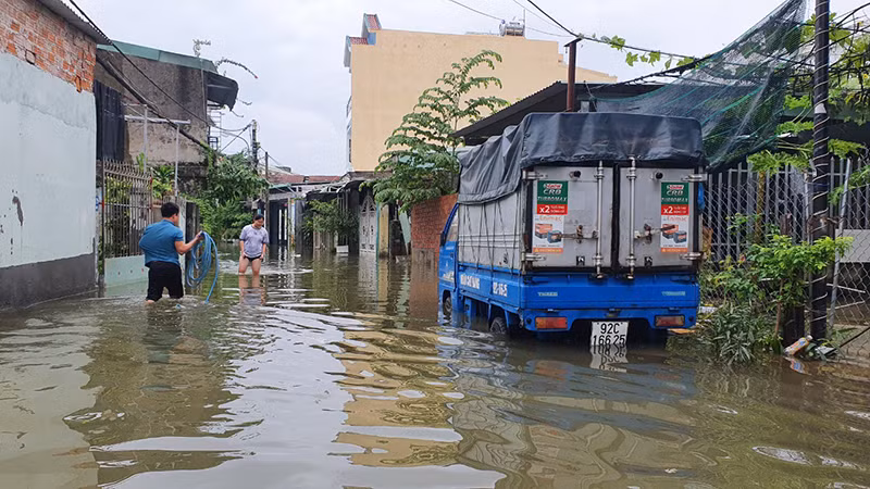 Vẫn còn nhiều khu vực đang ngập nước. Vẫn còn nhiều khu vực đang ngập nước.