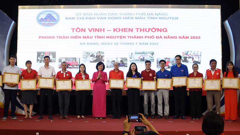 Tuyên dương các tập thể, cá nhân có thành tích tốt trong hiến máu tình nguyện năm 2022. Tuyên dương các tập thể, cá nhân có thành tích tốt trong hiến máu tình nguyện năm 2022.
