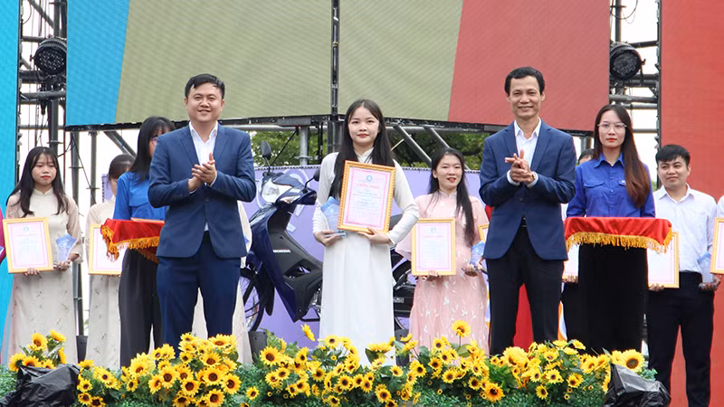 Vinh danh cá nhân “Sinh viên 5 tốt”.