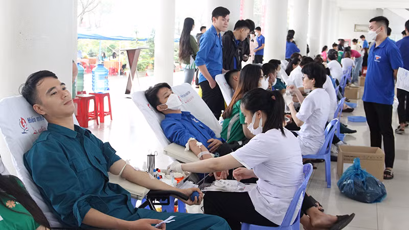 Đoàn viên, thanh niên tham gia hiến máu tại Ngày hội