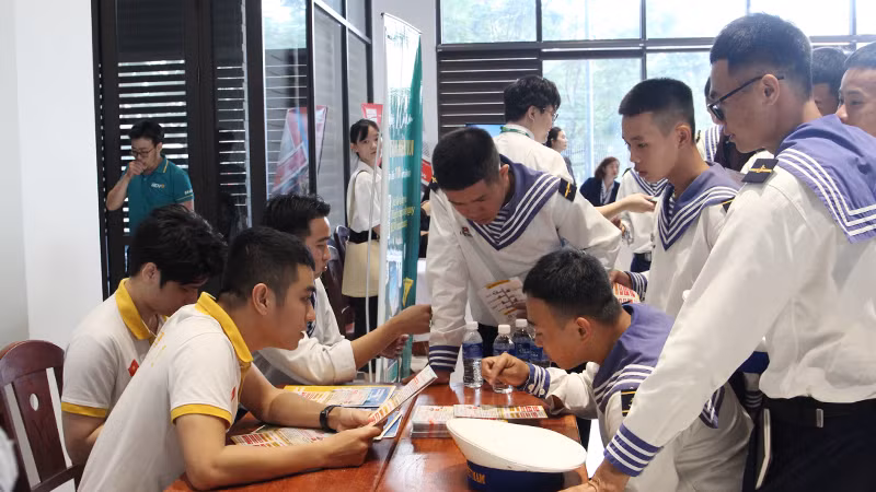 Quân nhân chuẩn bị xuất ngũ tìm hiểu nhu cầu tuyển dụng của các đơn vị, doanh nghiệp.