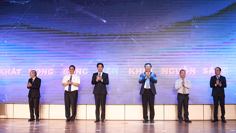 Đại biểu bấm nút khai mạc SURF 2023. Đại biểu bấm nút khai mạc SURF 2023.