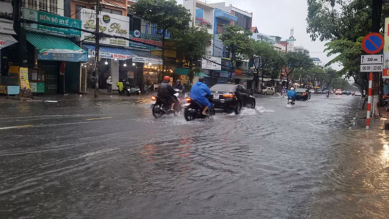 Đường Đống Đa có ngập nhẹ.