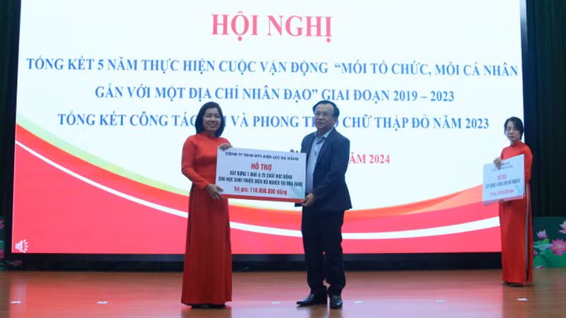 Các đơn vị trao bảng hỗ trợ địa chỉ nhân đạo. Các đơn vị trao bảng hỗ trợ địa chỉ nhân đạo.