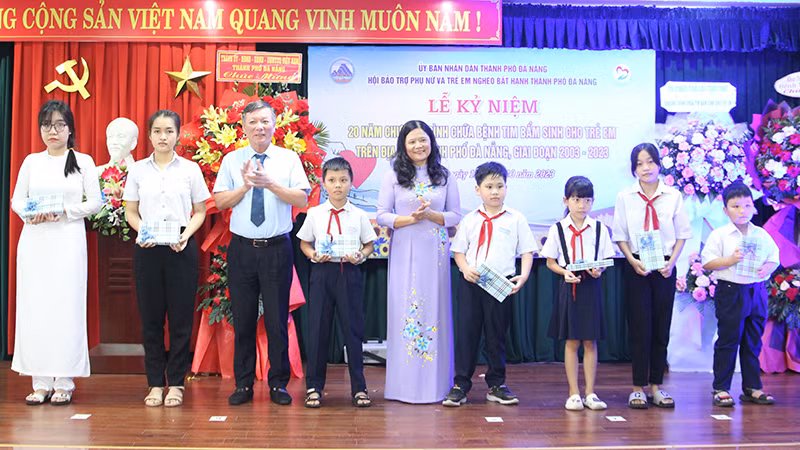 Tặng thưởng cho các em có thành tích xuất sắc đã từng được hỗ trợ phẫu thuật.
