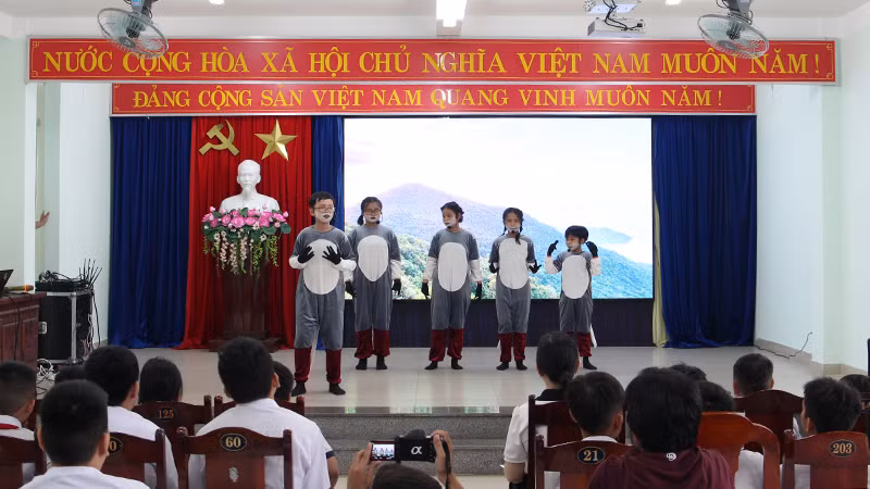 Các em tại Trung tâm Hoa Mai biểu diễn tiết mục Gia đình Voọc.