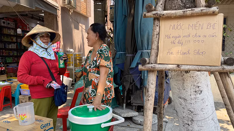 "Điểm" tiếp nước cho người lao động.