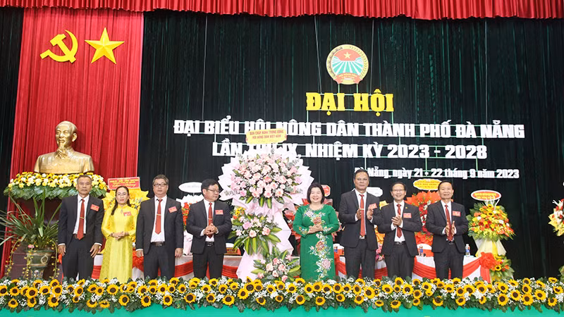 Tặng hoa chúc mừng Đại hội. Tặng hoa chúc mừng Đại hội.