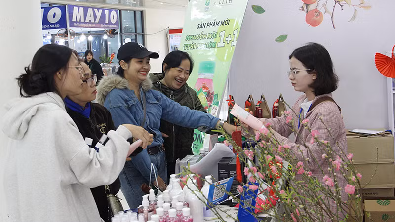 Khách hàng mua sắm tại Hội chợ.