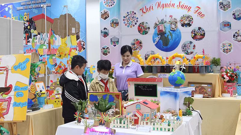 Cô và trò bên những mô hình học cụ cải tiến.