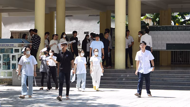 Các em đã hoàn thành môn thi đầu tiên.