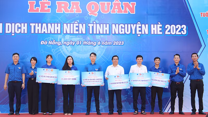 Trao tặng công trình thanh niên cho các đơn vị.