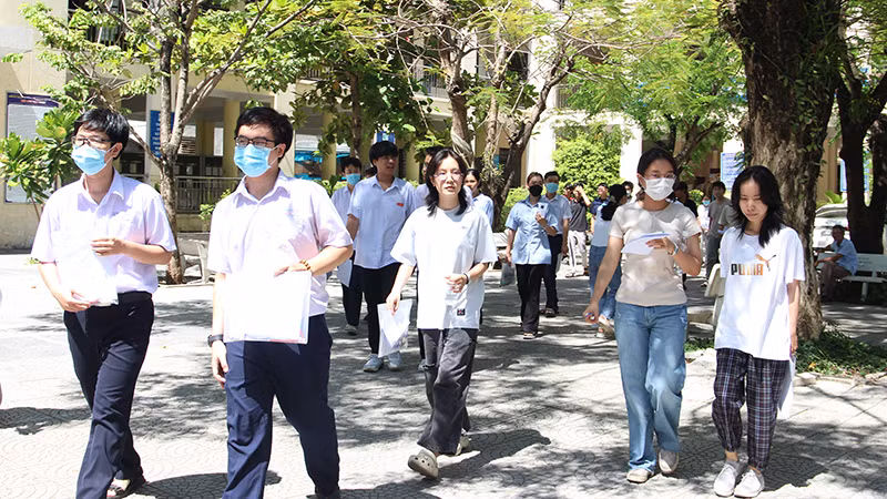 Các thí sinh hoàn thành ngày đầu tiên của mình. Các thí sinh hoàn thành ngày đầu tiên của mình.