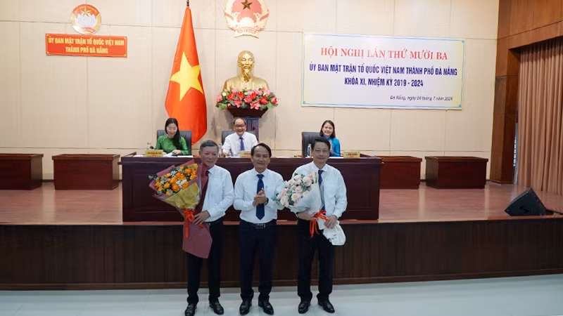Phó Bí thư Thường trực Thành ủy Đà Nẵng Nguyễn Đình Vĩnh thay mặt Ban Thường vụ Thành ủy, chúc mừng tân Chủ tịch HĐND thành phố Ngô Xuân Thắng và tân Chủ tịch Ủy ban MTTQ Việt Nam thành phố Đà Nẵng Lê Văn Trung.