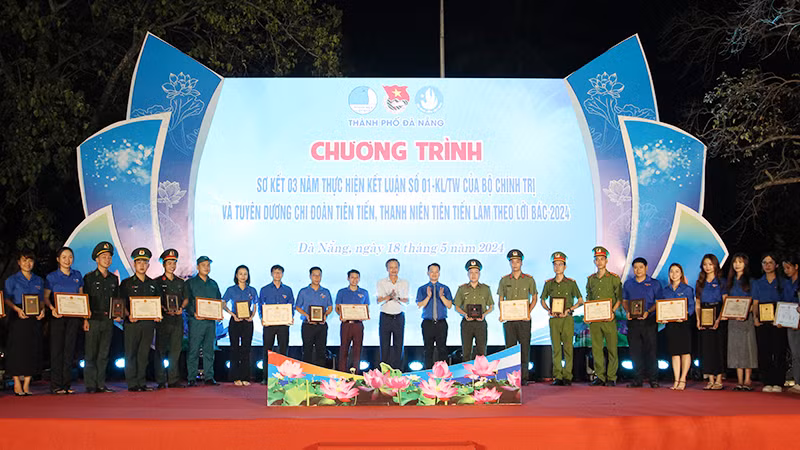 Các chi đoàn tiên tiến làm theo lời Bác. Các chi đoàn tiên tiến làm theo lời Bác.