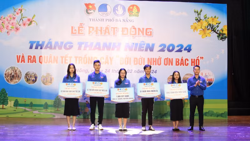 Trao tặng 5 công trình thanh niên.