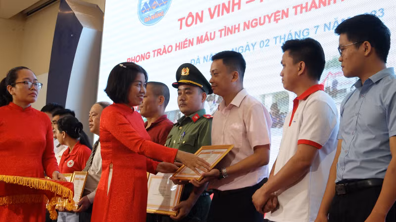 Trao tặng Bằng khen của Hội Chữ thập đỏ Việt Nam cho các cá nhân, gia đình.