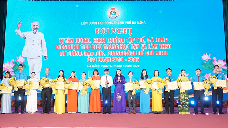 Tuyên dương các tập thể có thành tích xuất sắc trong thực hiện Chỉ thị số 05-CT/TW.