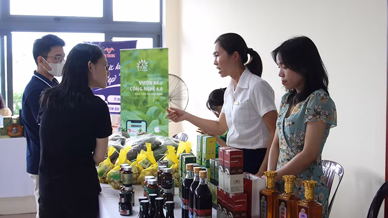Giới thiệu các mô hình nông nghiệp thông minh tại hội thảo.