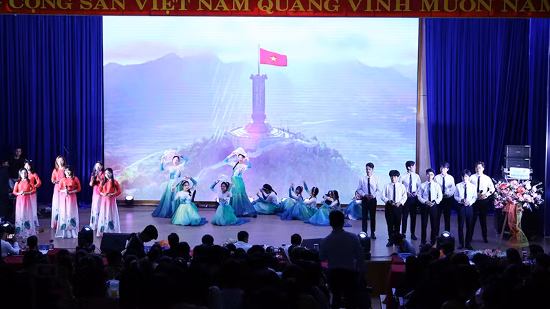 Những tiết mục của nhóm nhạc hấp dẫn sinh viên Đà Nẵng.