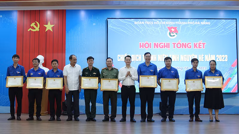Khen thưởng các tập thể có thành tích xuất sắc trong chiến dịch Thanh niên tình nguyện Hè năm 2023.