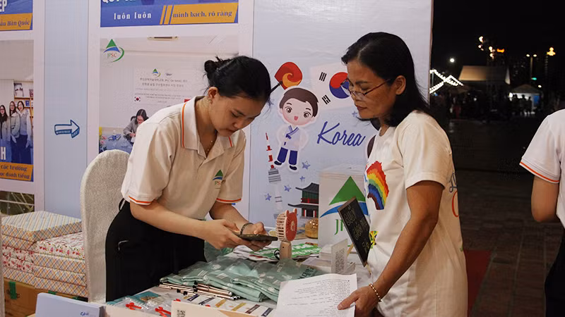 Người dân tìm hiểu thông tin về Hàn Quốc tại các gian hàng.
