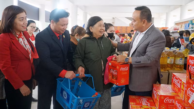 Hỏi thăm tình hình người dân tại Chợ tết 0 đồng