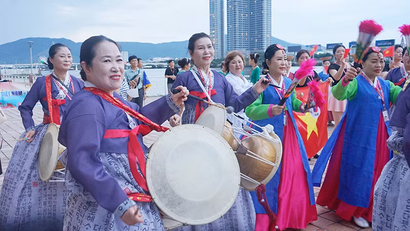 Các nghệ sĩ biểu diễn dọc khu vực đi bộ ven sông Hàn.