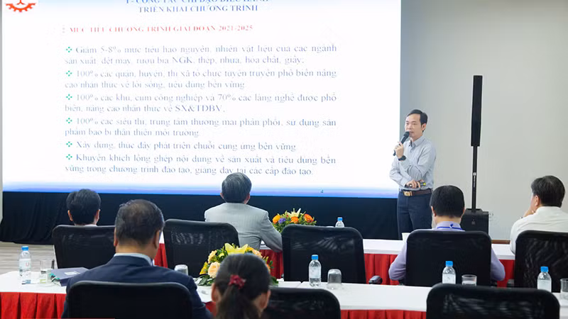 Đại biểu thông tin tại Hội nghị. Đại biểu thông tin tại Hội nghị.