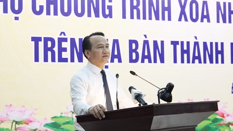 Phó Bí thư Thường trực Thành ủy Đà Nẵng Nguyễn Đình Vĩnh phát biểu tại chương trình.