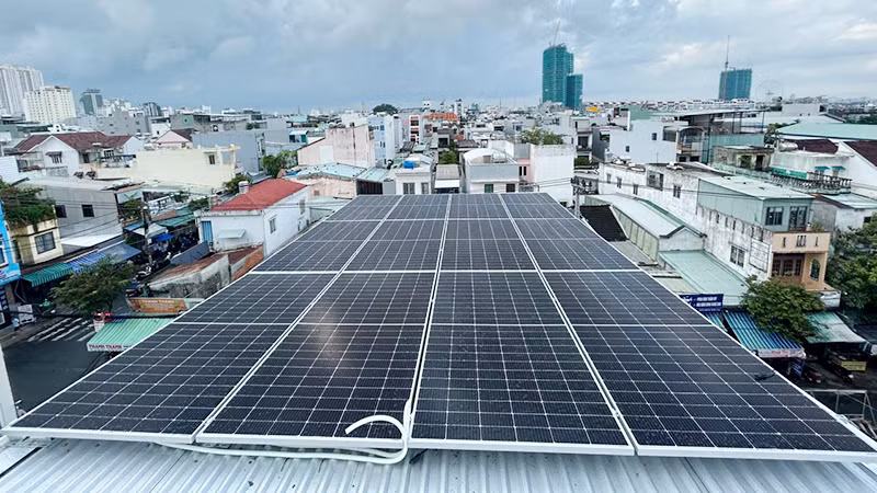 Điện năng lượng mặt trời được các doanh nghiệp, hợp tác xã, gia đình thực hiện. Điện năng lượng mặt trời được các doanh nghiệp, hợp tác xã, gia đình thực hiện.
