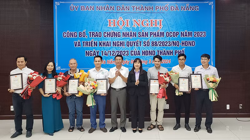 Trao chứng nhận OCOP cho các chủ thể.