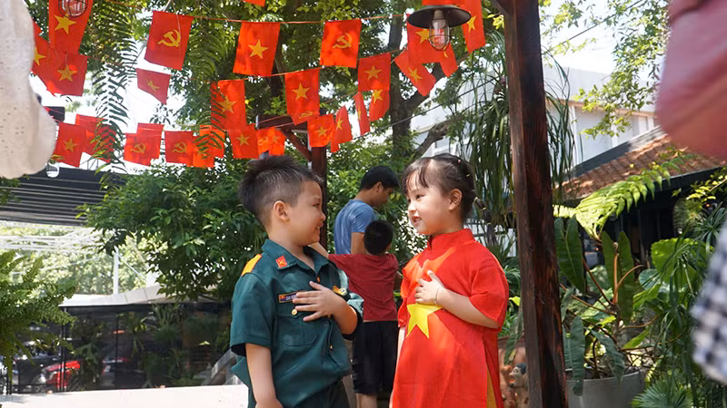 Các em nhỏ được bố mẹ dẫn đi chụp ảnh.