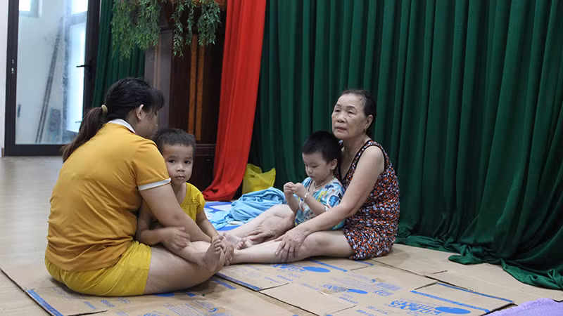 Các hộ dân tại điểm tránh trú là UBND phường.