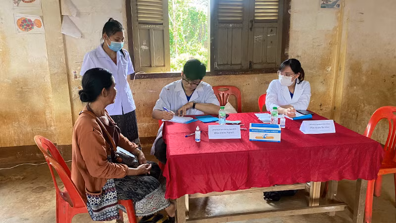 Khám bệnh và phát thuốc miễn phí cho người dân tỉnh Salavane tại Chương trình tình nguyện quốc tế năm 2023. Khám bệnh và phát thuốc miễn phí cho người dân tỉnh Salavane tại Chương trình tình nguyện quốc tế năm 2023.