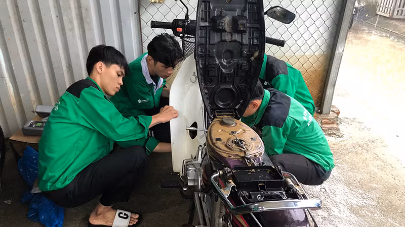Sửa xe máy cho bà con vùng lũ. Sửa xe máy cho bà con vùng lũ.