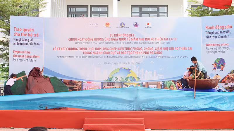 Một hoạt cảnh hùng biện về phòng, chống thiên tai của các em học sinh.