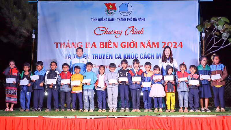 Tặng quà cho các em nhỏ. Tặng quà cho các em nhỏ.