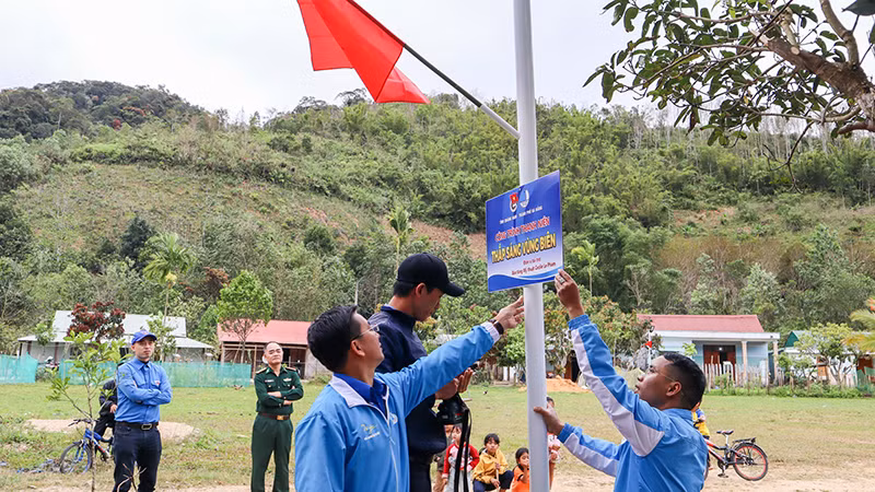 Thi công công trình “Thắp sáng đường quê”. Thi công công trình “Thắp sáng đường quê”.