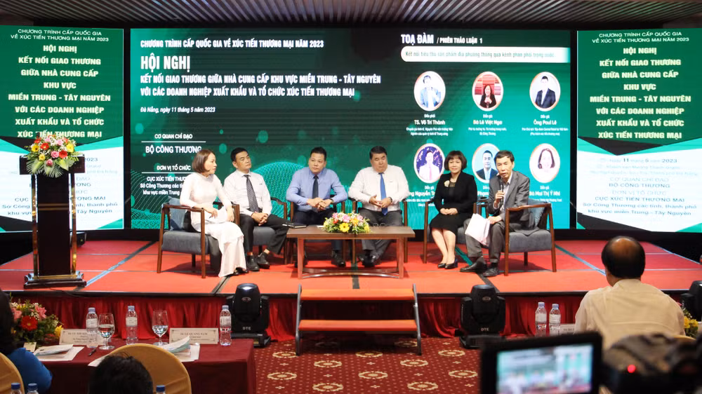 Đại biểu thảo luận chia sẻ về kết nối tiêu thụ sản phẩm vào các thị trường.