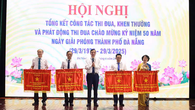 Trao tặng Cờ thi đua của Chính phủ năm 2022 cho 4 tập thể dẫn đầu phong trào thi đua yêu nước.