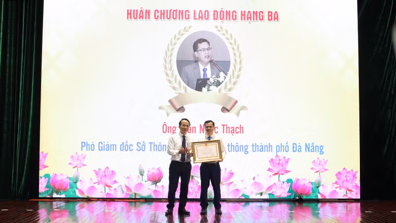Trao tặng Huân chương Lao động hạng Ba cho ông Trần Ngọc Thạch, Phó Giám đốc Sở Thông tin và Truyền thông thành phố Đà Nẵng. Trao tặng Huân chương Lao động hạng Ba cho ông Trần Ngọc Thạch, Phó Giám đốc Sở Thông tin và Truyền thông thành phố Đà Nẵng.